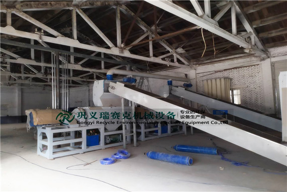 邢臺(tái)橡膠顆粒粉碎設(shè)備_廢舊輪胎生產(chǎn)橡膠顆粒設(shè)備現(xiàn)場(chǎng)